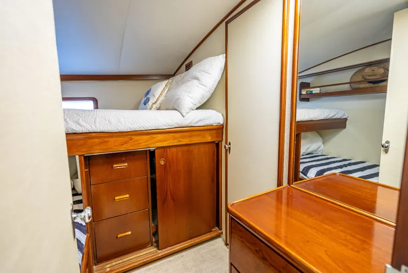 Andiamo Yacht Photos Pics 1979 Merritt 46 yacht cabin with wooden furniture and cozy bedding.