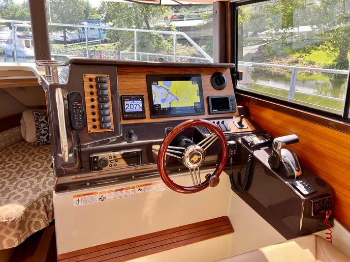 Mokupuni Yacht Photos Pics 