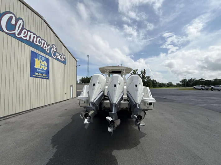  Yacht Photos Pics 2021 Boston Whaler 350 Outrage with triple engines at Clemons Boats dealership.