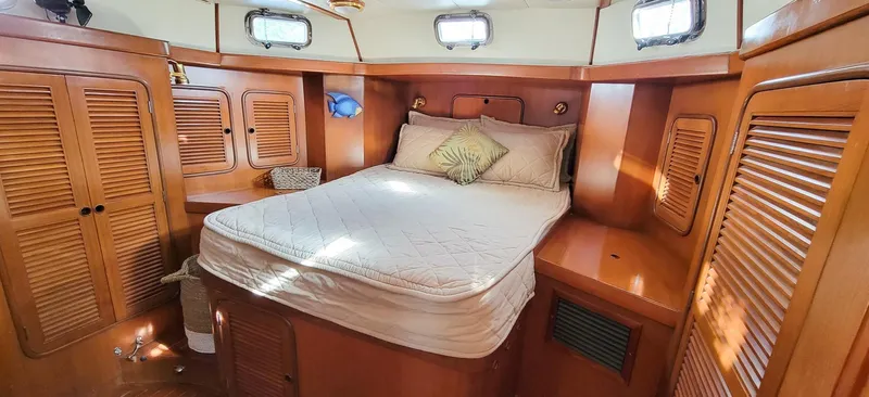 Serene Yacht Photos Pics Aft Berth