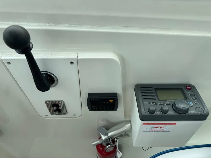 Change Of Pace Yacht Photos Pics 2008 Back Cove 29 Hardback boat controls and navigation equipment.