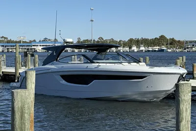 Cruisers Yachts 38 GLS Outboard