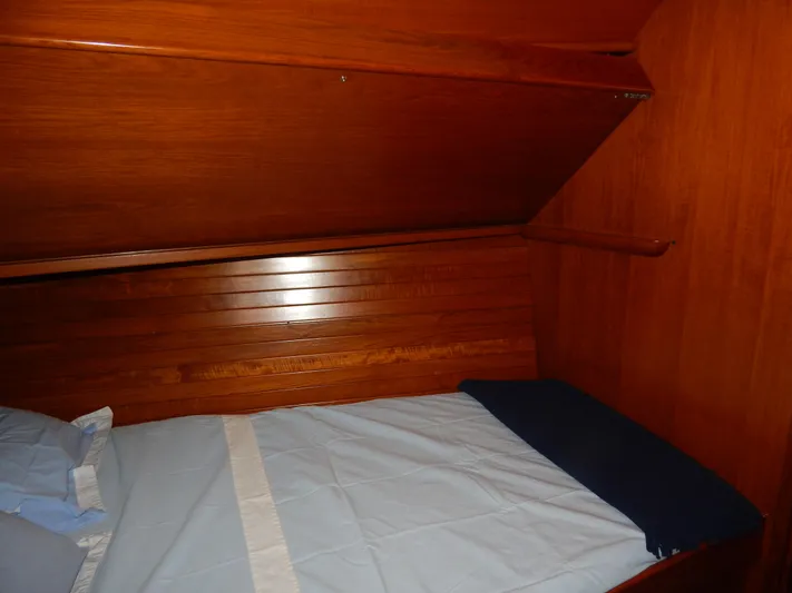  Yacht Photos Pics Wooden cabin bed in North Wind 58 yacht, 2002 model.