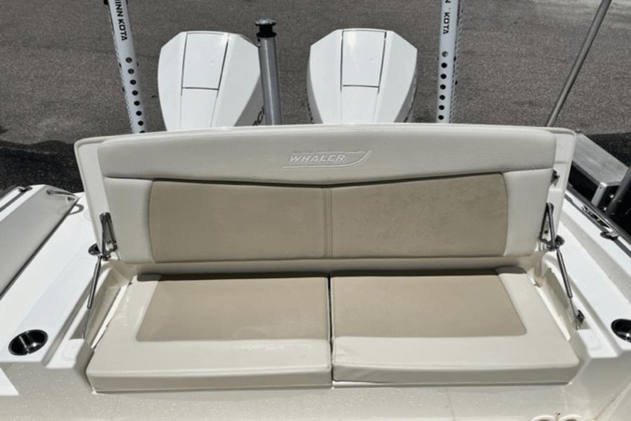 2022 Boston Whaler 270 Dauntless