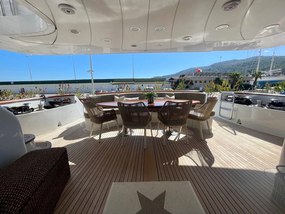 2000 Benetti 115 
