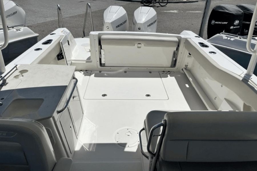 2018 Boston Whaler 270 Vantage