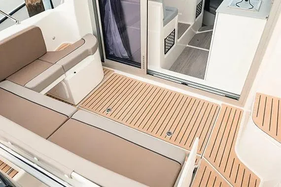  Yacht Photos Pics 2026 Trophy T25EX EXPLORER OB boat interior with beige seating and wood flooring.