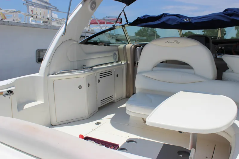  Yacht Photos Pics 2003 Sea Ray 380 Sundancer boat interior with white seating and table.