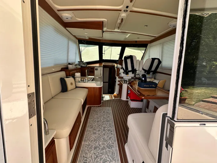  Yacht Photos Pics Interior of 2022 Back Cove 372 yacht, featuring elegant seating and modern amenities.