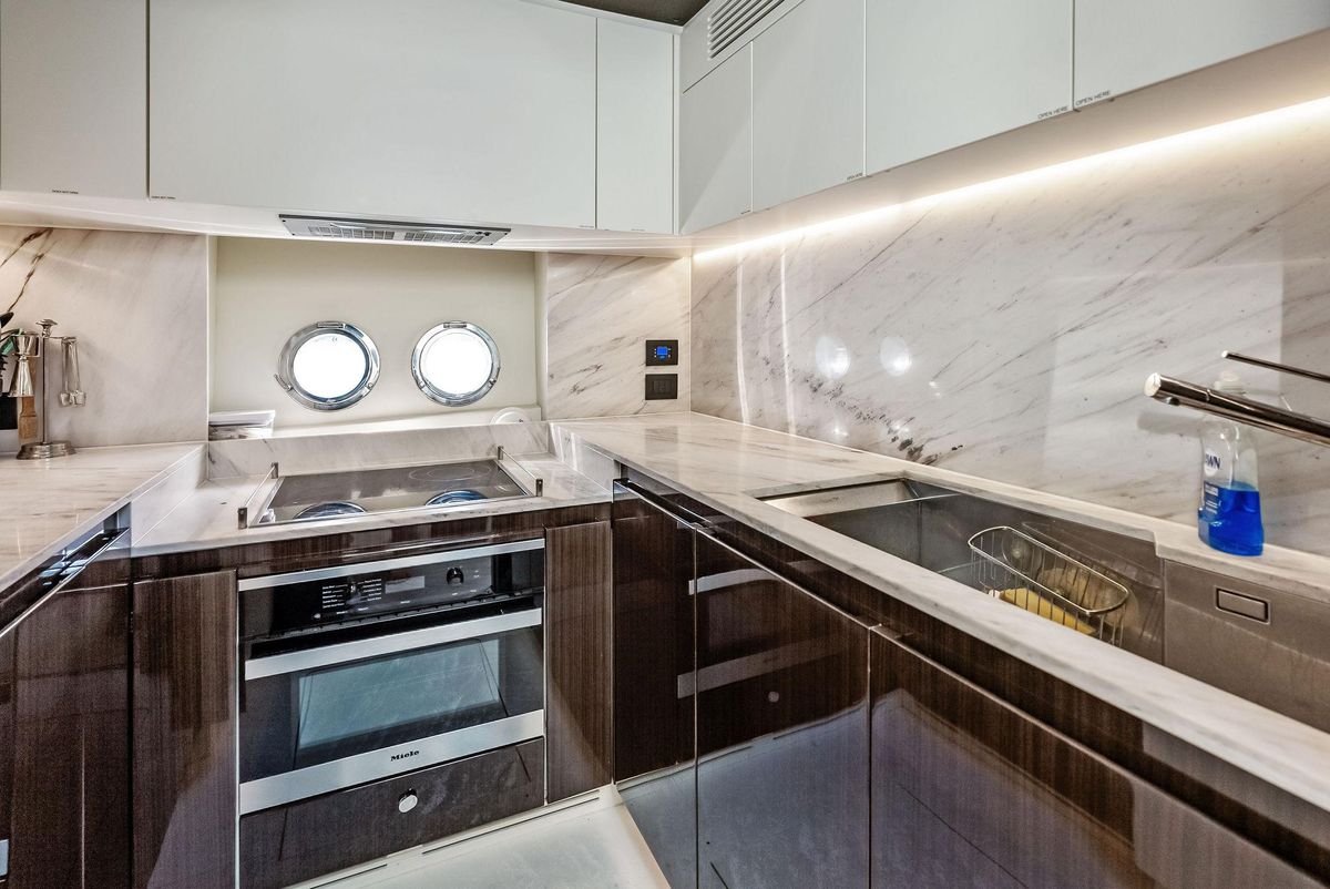2017 Azimut 77 