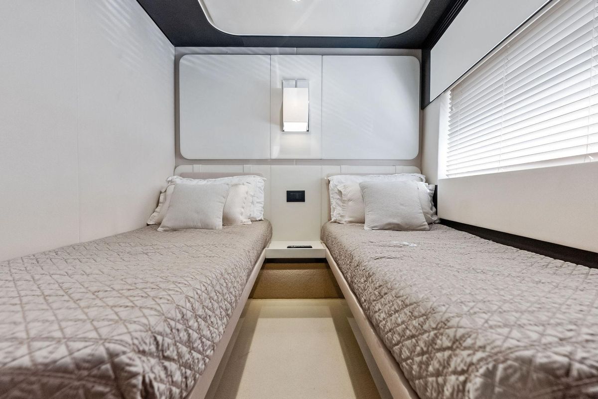 2017 Azimut 77 