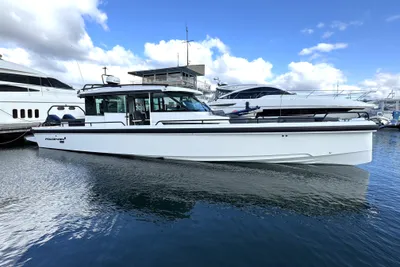 Axopar 37 Sport Cabin
