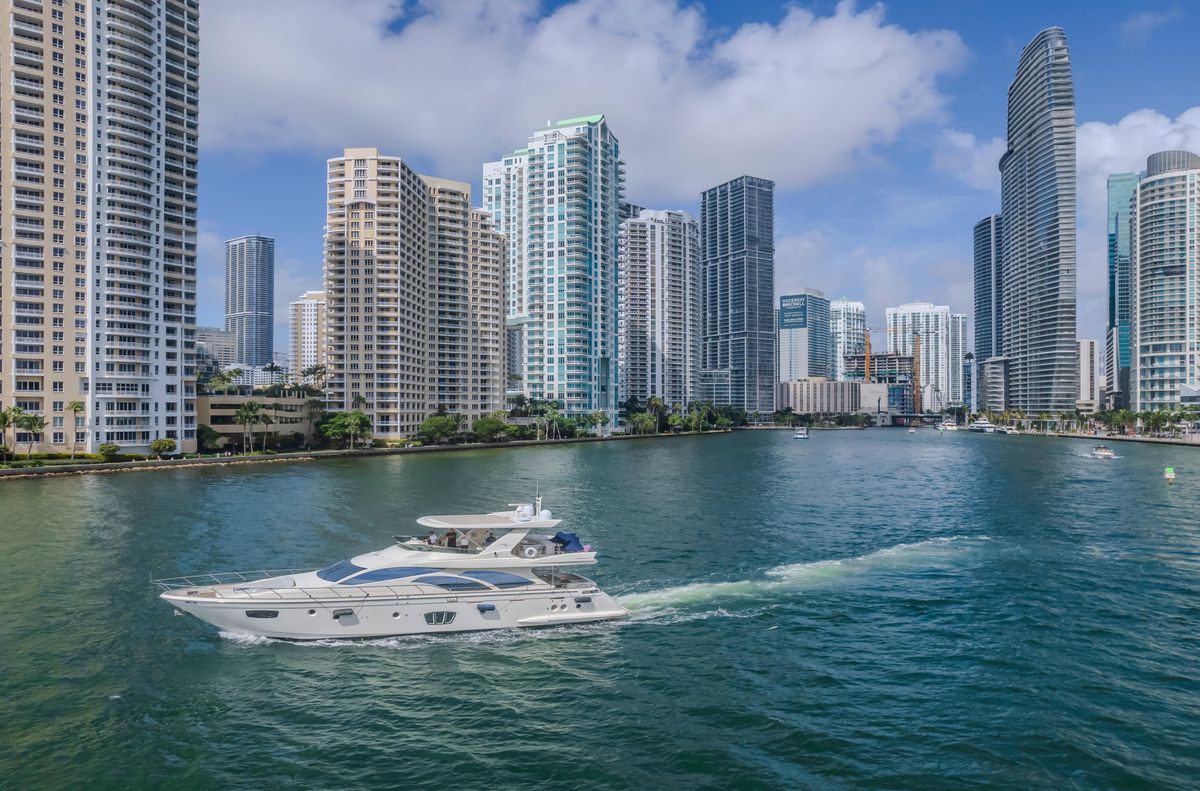 2008 Azimut 75 