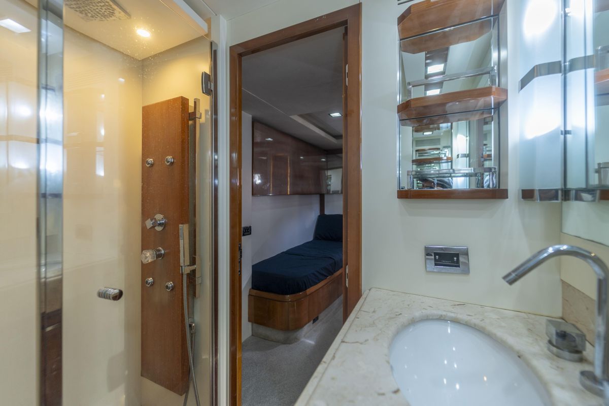 2008 Azimut 75 