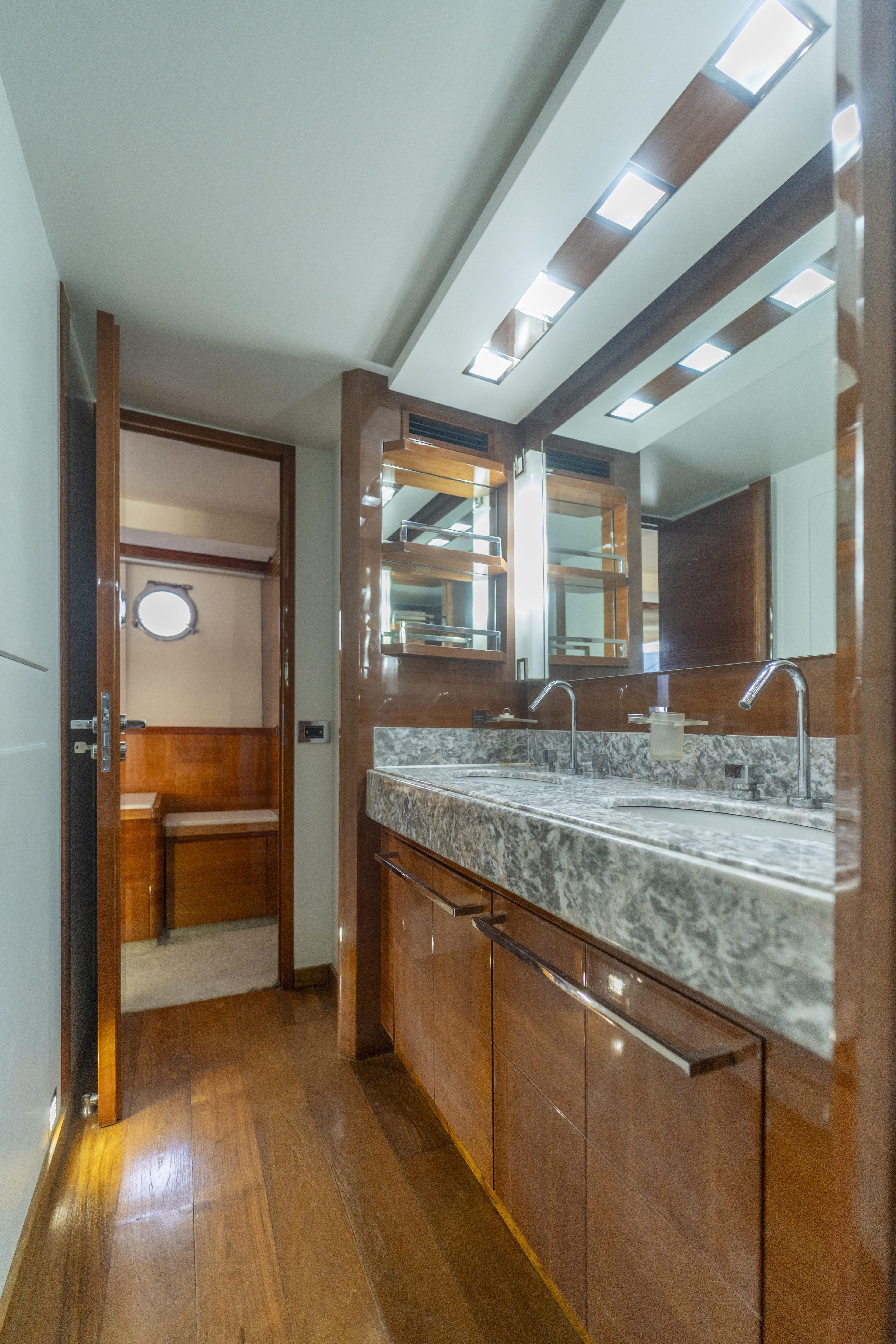 2008 Azimut 75 