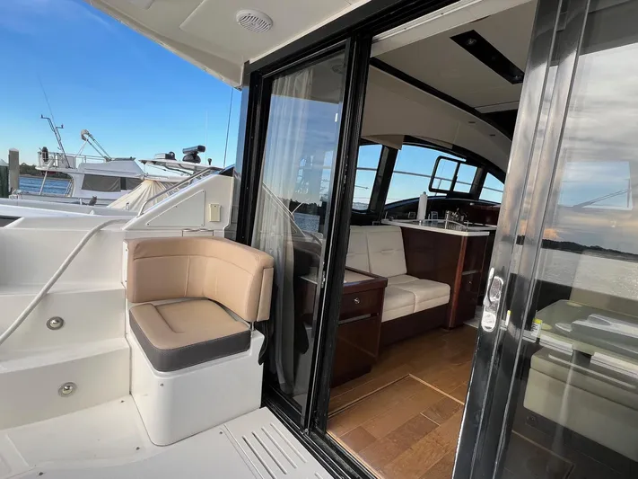  Yacht Photos Pics Interior of a 2017 Sea Ray Sundancer 400 yacht.