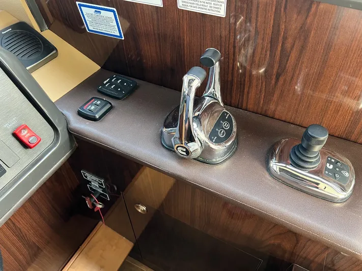  Yacht Photos Pics Control console of 2017 Sea Ray Sundancer 400 yacht.