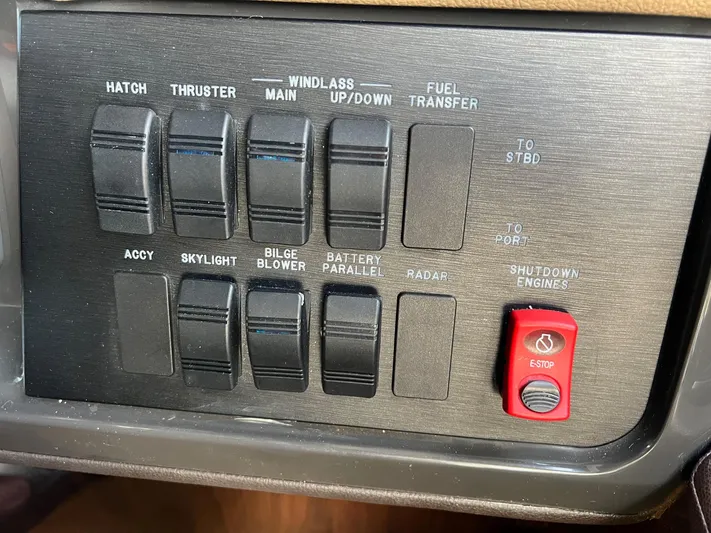  Yacht Photos Pics Control panel of Sea Ray Sundancer 400, 2017 model.