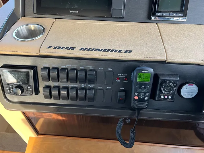  Yacht Photos Pics Dashboard of 2017 Sea Ray Sundancer 400 yacht.