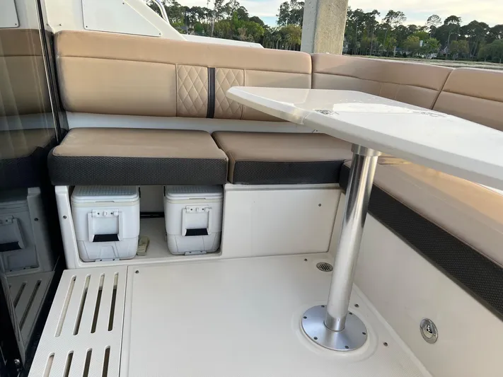  Yacht Photos Pics Interior of 2017 Sea Ray Sundancer 400 yacht.