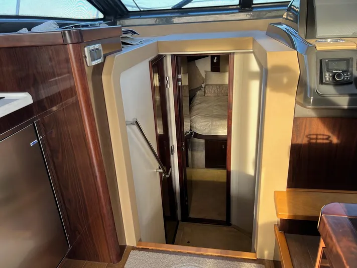  Yacht Photos Pics Interior of 2017 Sea Ray Sundancer 400 yacht.