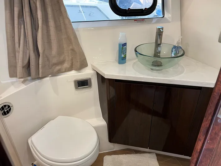  Yacht Photos Pics Bathroom of Sea Ray Sundancer 400 yacht, 2017 model.