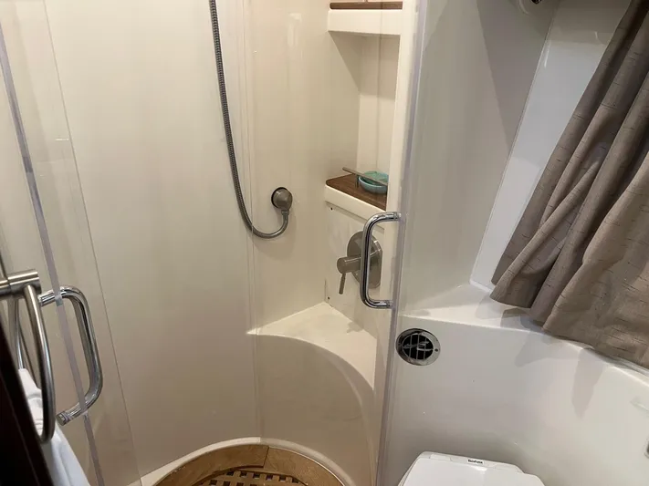  Yacht Photos Pics Bathroom of 2017 Sea Ray Sundancer 400 yacht.