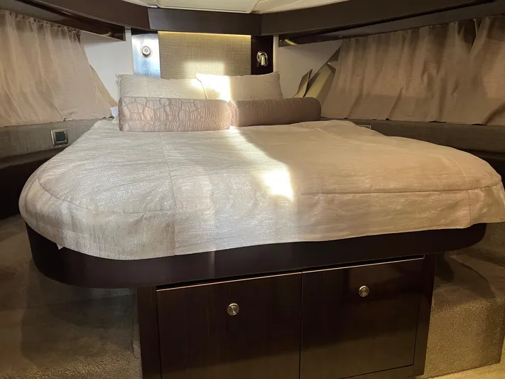  Yacht Photos Pics Luxurious bedroom in Sea Ray Sundancer 400, 2017 model.
