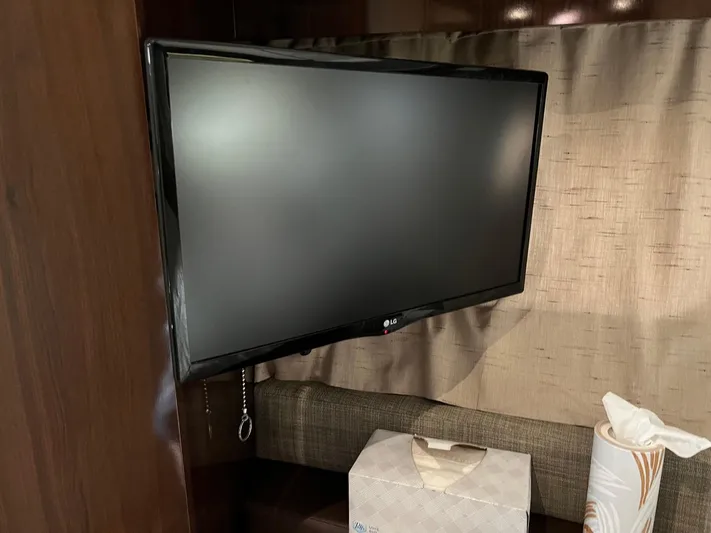  Yacht Photos Pics TV inside 2017 Sea Ray Sundancer 400 yacht interior.