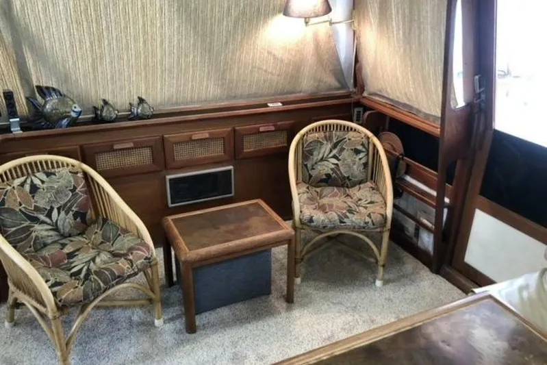  Yacht Photos Pics Interior of 1985 Bayliner 4550 Motoryacht with wicker chairs and wooden table.