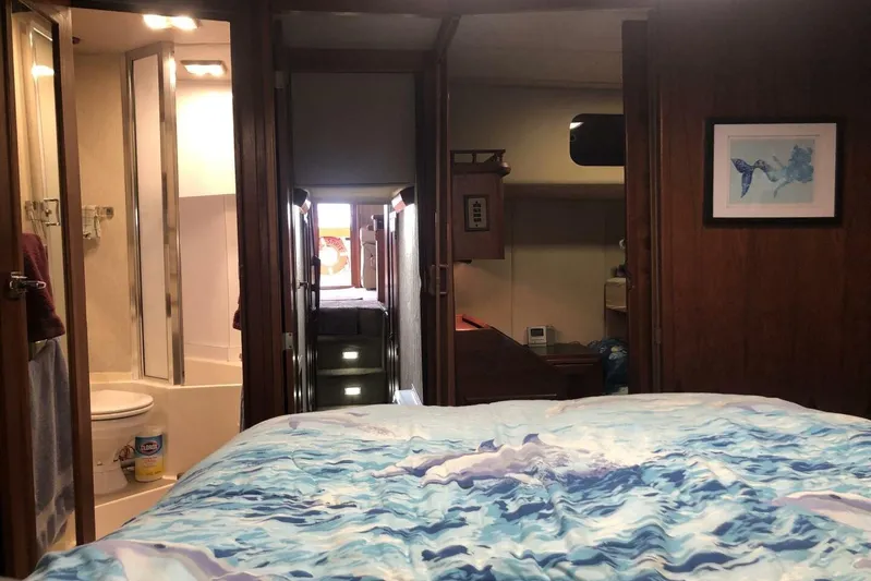  Yacht Photos Pics Interior of 1985 Bayliner 4550 Motoryacht with bedroom and bathroom view.