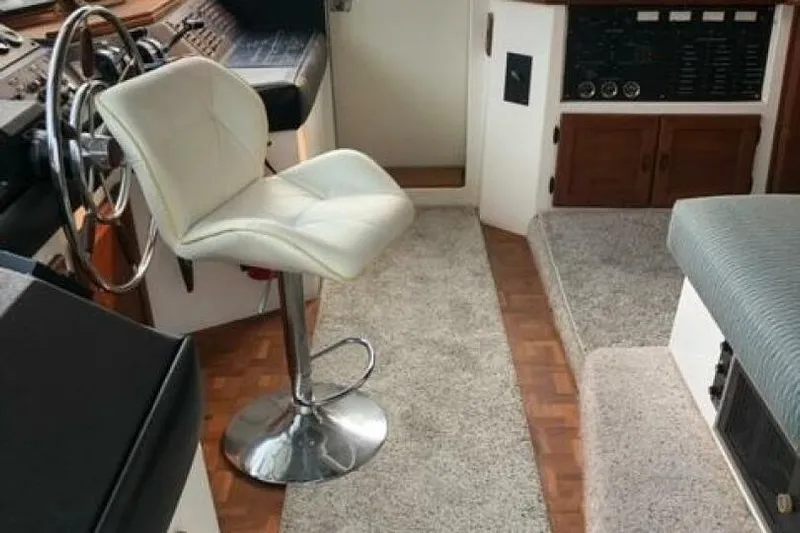  Yacht Photos Pics Interior of 1985 Bayliner 4550 Motoryacht with helm chair and control panel.