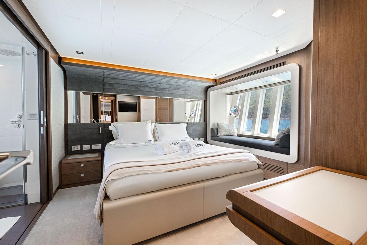 2016 Ferretti Yachts 81 