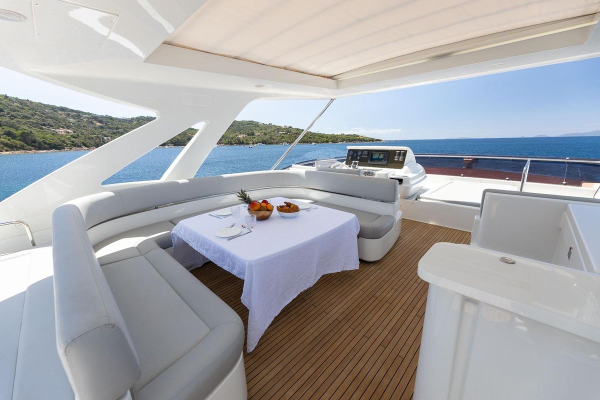 2016 Ferretti Yachts 81 