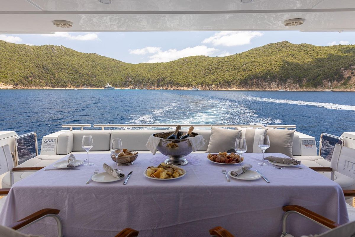 2016 Ferretti Yachts 81 