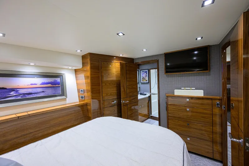 A Salt Weapon Yacht Photos Pics Viking 80 A SALT WEAPON - Port Guest Stateroom