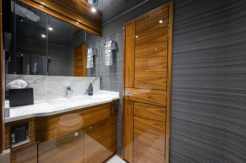 A Salt Weapon Yacht Photos Pics Viking 80 A SALT WEAPON - Forward VIP Head