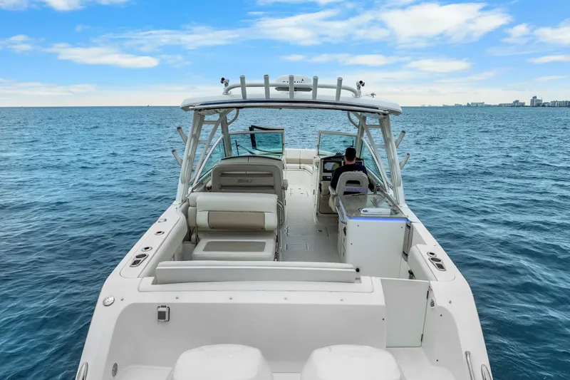  Yacht Photos Pics 2018 Boston Whaler 320 Vantage cruising on open sea under clear blue sky.
