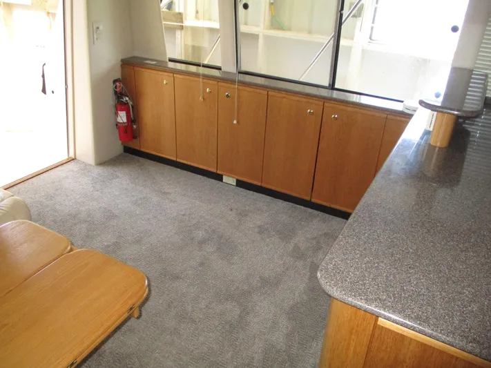 Spice Yacht Photos Pics Interior of 2000 Bayliner 5288 Pilot House with carpet, wooden cabinets, and countertop.