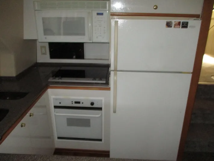 Spice Yacht Photos Pics Kitchen appliances in a 2000 Bayliner 5288 Pilot House yacht, featuring a microwave and oven.