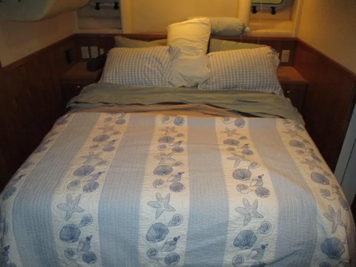 Spice Yacht Photos Pics Cozy bedroom with nautical-themed bedding in a 2000 Bayliner 5288 Pilot House.