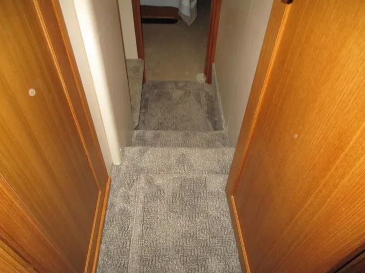 Spice Yacht Photos Pics Carpeted hallway inside 2000 Bayliner 5288 Pilot House yacht.