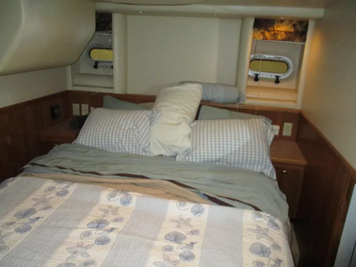 Spice Yacht Photos Pics Cozy bedroom in 2000 Bayliner 5288 Pilot House yacht with nautical decor.