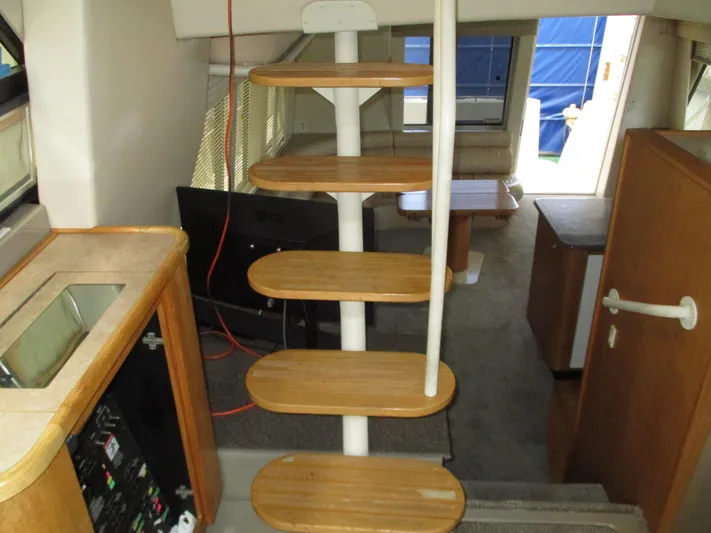Spice Yacht Photos Pics Interior view of 2000 Bayliner 5288 Pilot House with wooden steps and modern furnishings.