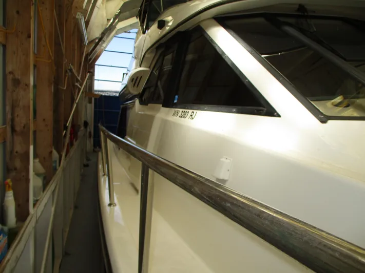 Spice Yacht Photos Pics 2000 Bayliner 5288 Pilot House yacht docked in a covered marina.