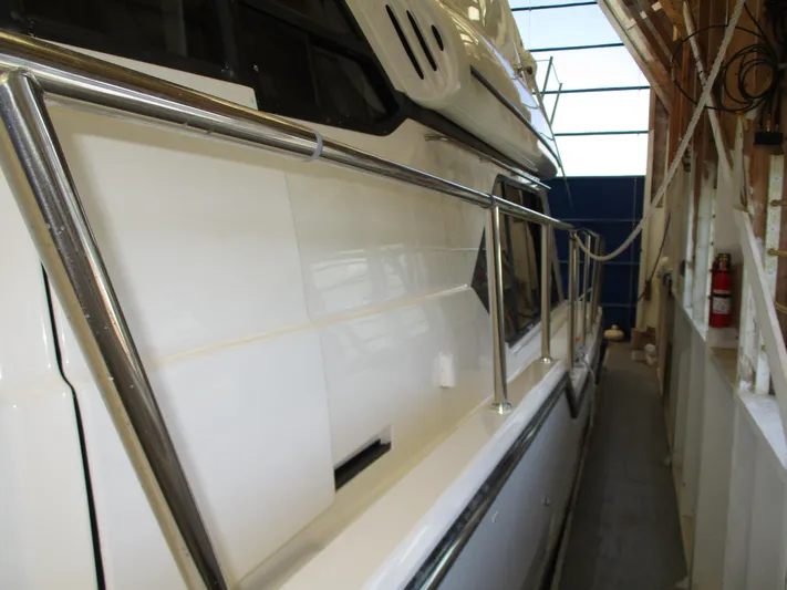 Spice Yacht Photos Pics 2000 Bayliner 5288 Pilot House yacht docked in a covered marina.