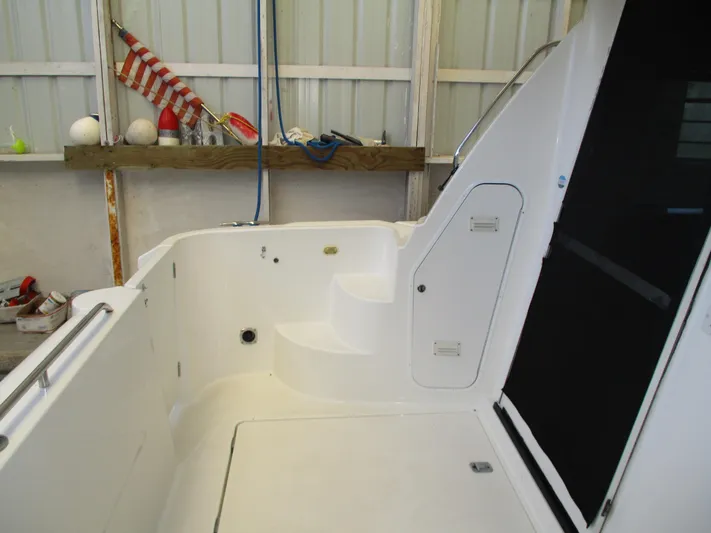 Spice Yacht Photos Pics 2000 Bayliner 5288 Pilot House boat interior with steps and storage compartments.
