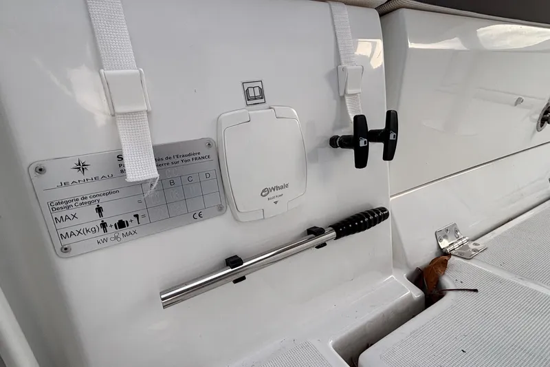  Yacht Photos Pics 2022 Jeanneau Leader 9.0 CC boat interior details with design category and equipment.