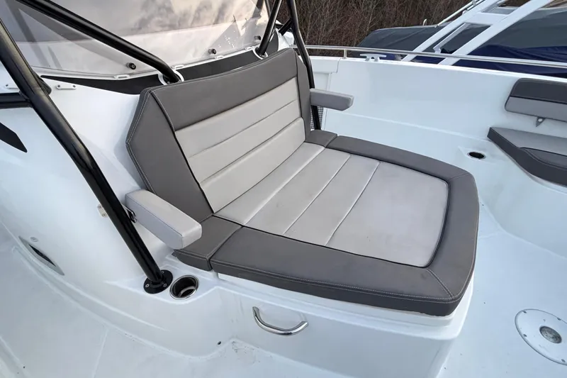  Yacht Photos Pics 2022 Jeanneau Leader 9.0 CC boat seat with gray upholstery and armrests.