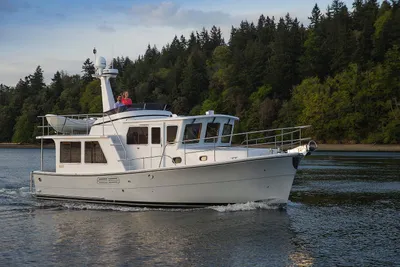 Helmsman Trawlers 38E Pilothouse